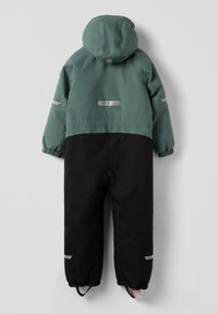Groene en zwarte waterdichte ééndelige sneeuwoverall met een capuchon, elastische manchetten, reflecterende accenten en een logo-label op de achterkant.
