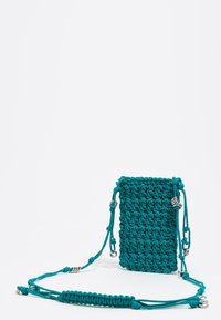 Borsa per telefono intrecciata di colore teal con superficie texturizzata, caratterizzata da corde intrecciate e accenti metallici, include una tracolla regolabile per il trasporto.