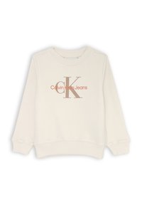 Felpa leggera color beige con colletto girocollo realizzata in cotone, caratterizzata da un grande logo "CK" e testo "Calvin Klein Jeans" in tonalità contrastanti sul davanti.