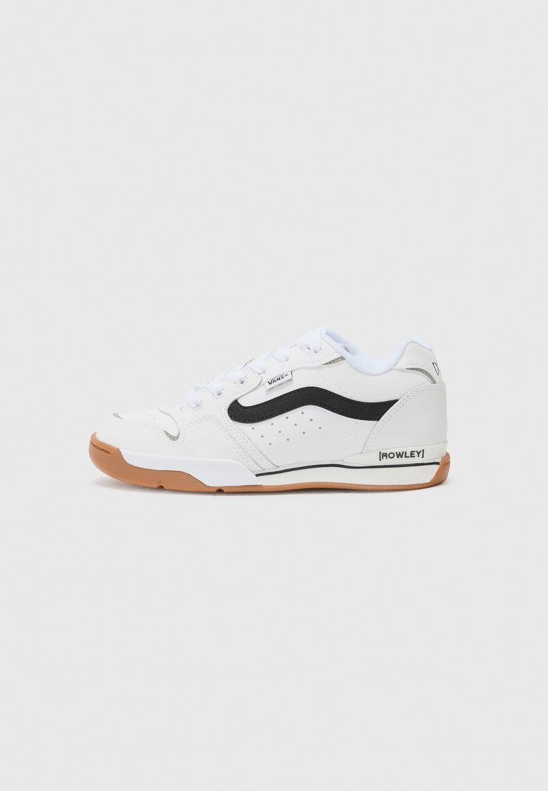 Hvide sneakers med sorte accenter, tekstureret overdel, gummisål og perforerede detaljer. Har runde snørebånd og et mærket side.