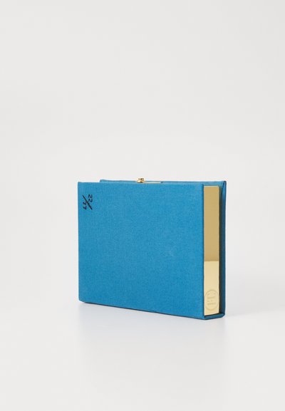 Clutch rectangular din material textil albastru, cu margine și închidere din metal auriu, având marcajul "22/44" pe colțul materialului, pe fundal alb.