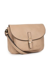 Borsa a tracolla in pelle beige con pattina, dettagli in metallo dorato e tracolla regolabile. Presenta una superficie strutturata e un branding minimale.