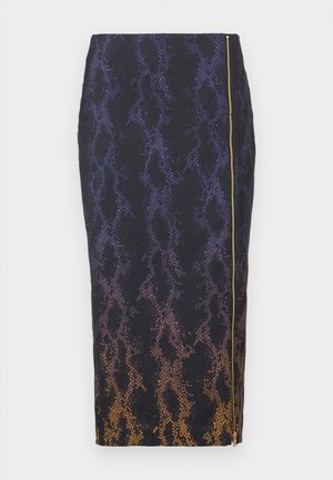 Schwarzer Bleistiftrock mit lila-orangefarbenem Schlangenhautmuster-Verlauf und einem vertikalen goldenen Reißverschluss auf der rechten Seite.