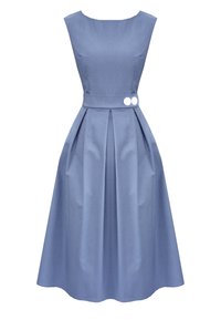 Niebieska sukienka w kształcie litery A z dopasowanym topem, szerokim dekoltem, plisowaną spódnicą i dwoma białymi guzikami w talii. Wykonana z fakturowanej tkaniny.