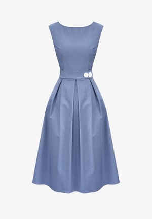 Niebieska sukienka w kształcie litery A z dopasowanym topem, szerokim dekoltem, plisowaną spódnicą i dwoma białymi guzikami w talii. Wykonana z fakturowanej tkaniny.