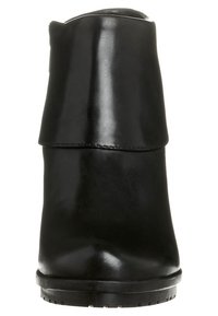 Botín negro hasta el tobillo con un acabado de piel suave, detalle de puño doblado, punta redondeada y suela de goma texturizada. Diseño simple y elegante.