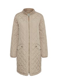 Veste matelassée beige clair avec un col montant, des manches longues et deux poches avant. Présente une fermeture éclair à l'avant et un motif de couture subtil.