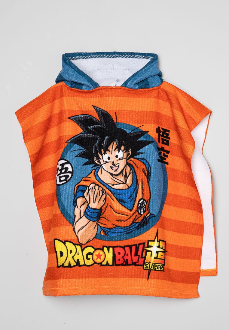Oranje capuchon poncho met zwartharig anime-personage dat zijn vuist balgt, blauwe cirkelachtergrond en het "Dragon Ball Super" logo onderaan.