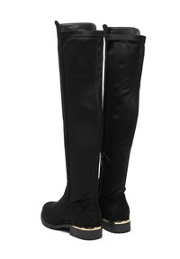 Coppia di stivali neri alti fino al ginocchio con tacchi bassi a blocco, dettagli dorati sui tacchi e cerniere laterali, mostrati da dietro e leggermente inclinati.