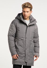 Polstret grå parka med hætte, frontlynlås og trykknaplukninger, to store frontlommer og quiltet design på ærmerne og kroppen.