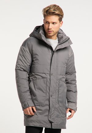 Polstret grå parka med hætte, frontlynlås og trykknaplukninger, to store frontlommer og quiltet design på ærmerne og kroppen.