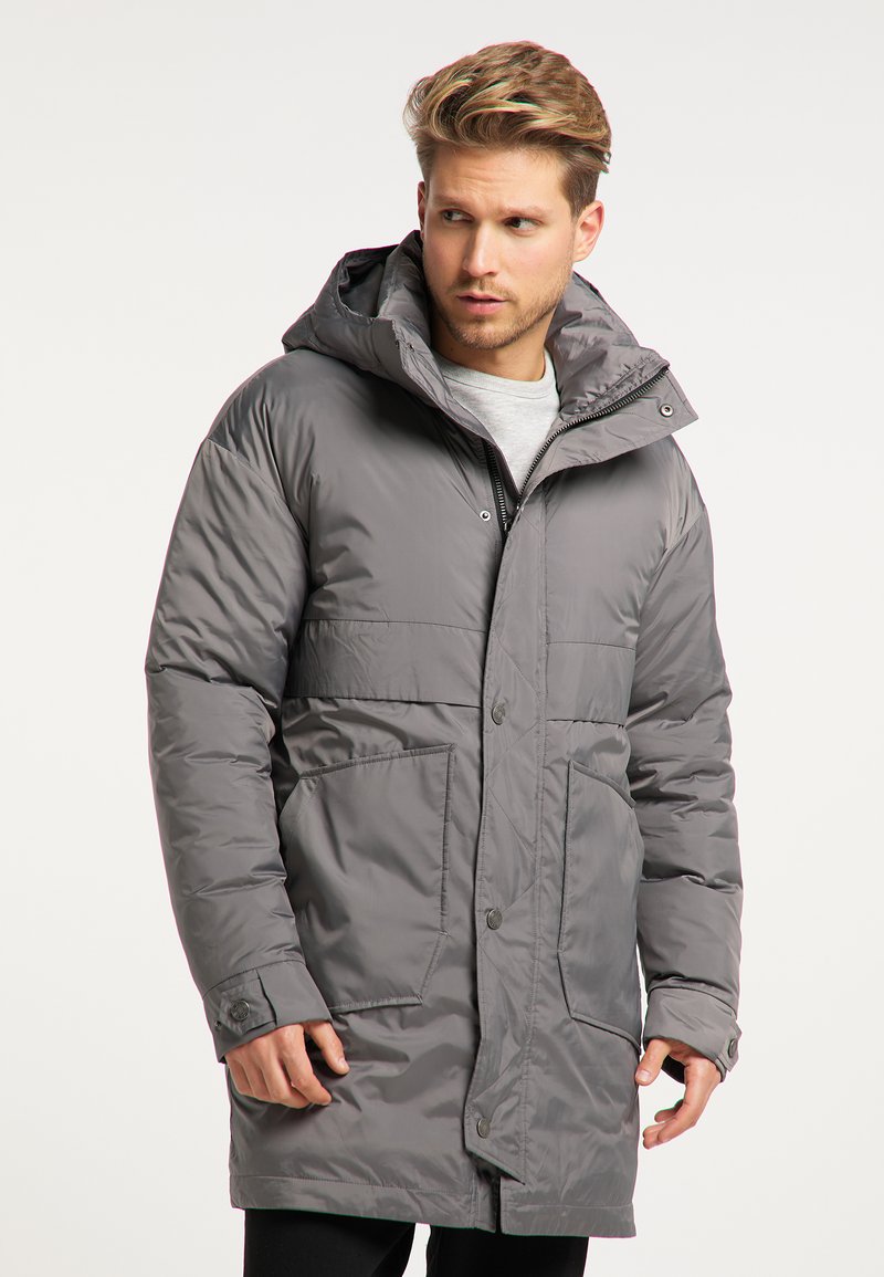 Polstret grå parka med hætte, frontlynlås og trykknaplukninger, to store frontlommer og quiltet design på ærmerne og kroppen.