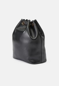 Sac en cuir noir à cordon, avec une texture lisse, présentant des œillets dorés et un design de haut resserré.
