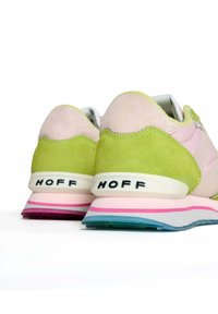 Sneaker in suede verde e rosa con suola bianca, caratterizzate da un logo distintivo, un design a strati della suola e un color blocking in tonalità di blu e viola.