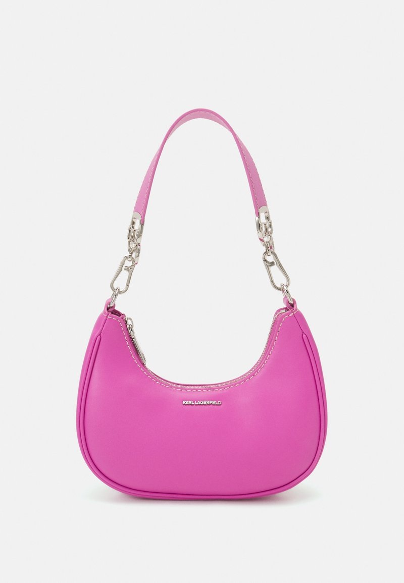 Petit sac à main rose courbé avec des fermoirs et une fermeture éclair en argent, une courte bandoulière et le logo "Karl Lagerfeld" à l'avant.