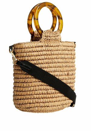Geflochtene Tasche in Hellbraun mit großen runden Schildplattgriffen und abnehmbarem schwarzen Schulterriemen, strukturierte Strickoberfläche.
