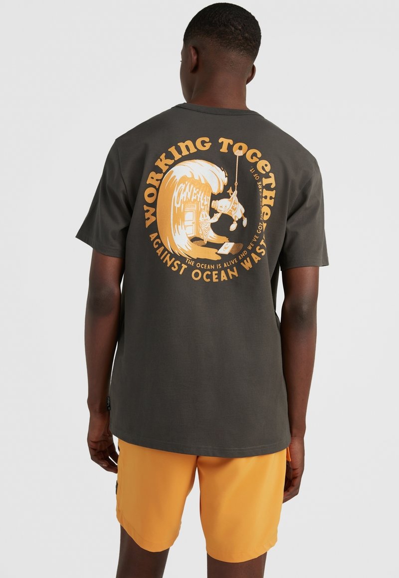 T-shirt à manches courtes gris foncé avec un grand motif graphique jaune au dos, illustrant des thèmes de conservation des océans.