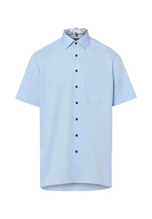 Hellblaues Herrenhemd mit kurzen Ärmeln, dunklen Knöpfen, Brusttasche, Kentkragen und gemusterter Innenkragenverstärkung.