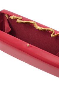 Czerwona kopertówka z złotym zapięciem w kształcie węża oraz teksturowaną, ciemnoczerwoną wyściółką z tkaniny.