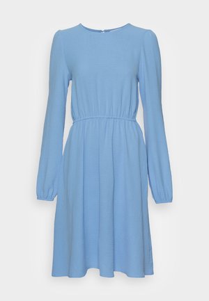 Vestido azul claro de mangas longas com gola redonda, cintura elástica e saia fluida. Feito de um tecido macio com uma textura suave.