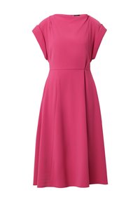 Roze jurk met een ronde halslijn, kapmouwen en geplooide taille, gemaakt van gladde stof, vloeiende A-lijn silhouet, op knielengte.