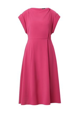 Rosa Kleid mit rundem Ausschnitt, Kapuze, und gefalteter Taille, aus glattem Stoff, fließende A-Linie, knielang.