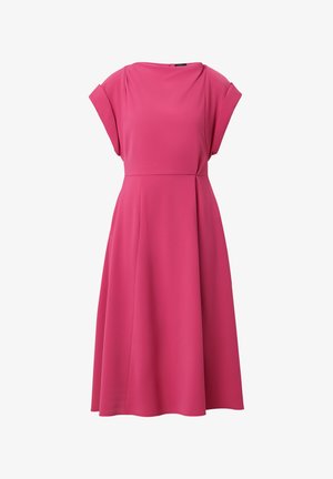 Roze jurk met een ronde halslijn, kapmouwen en geplooide taille, gemaakt van gladde stof, vloeiende A-lijn silhouet, op knielengte.