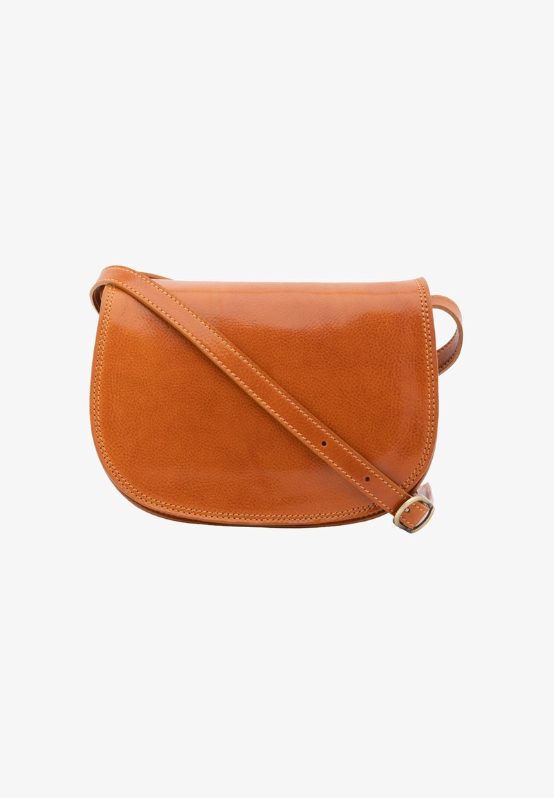 Borsa a tracolla in pelle color cuoio con una texture liscia, forma curva e tracolla regolabile. Presenta cuciture minimali e una chiusura elegante.