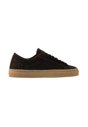 Donkerbruine corduroy lage sneaker met zwarte veters en gestructureerde beige rubberen zool, getoond in linkerdeel profiel op witte achtergrond.