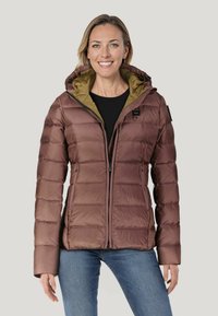 Giubbotto imbottito marrone con cappuccio, caratterizzato da un design trapuntato, due tasche laterali e una fodera interna verde a contrasto. Chiusura frontale con zip.