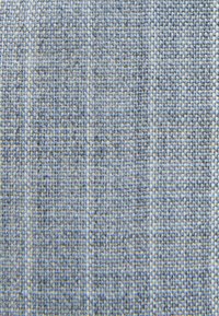 Échantillon de tissu bleu clair avec un motif texturé tissé, présentant des fibres visibles et de subtiles variations de couleur.