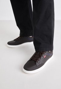 Unselected, dark brown
