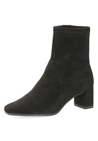 Botte de cheville en suede noir avec un bout pointu et un talon carré. Présente une texture lisse et un design minimaliste.