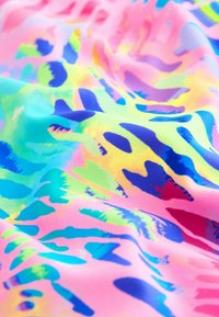 Multibarevná tkanina s tekutým vzorem ve fialové, modré, zelené a růžové. Materiál má hladkou, lesklou texturu s živými barvami.