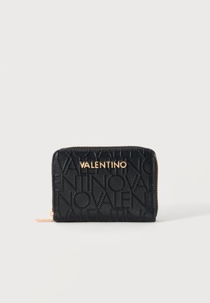 Μαύρο πορτοφόλι Valentino με ανάγλυφο επαναλαμβανόμενο μοτίβο λογότυπου και φερμουάρ χρυσού χρώματος και γράμματα σε απλό φόντο.