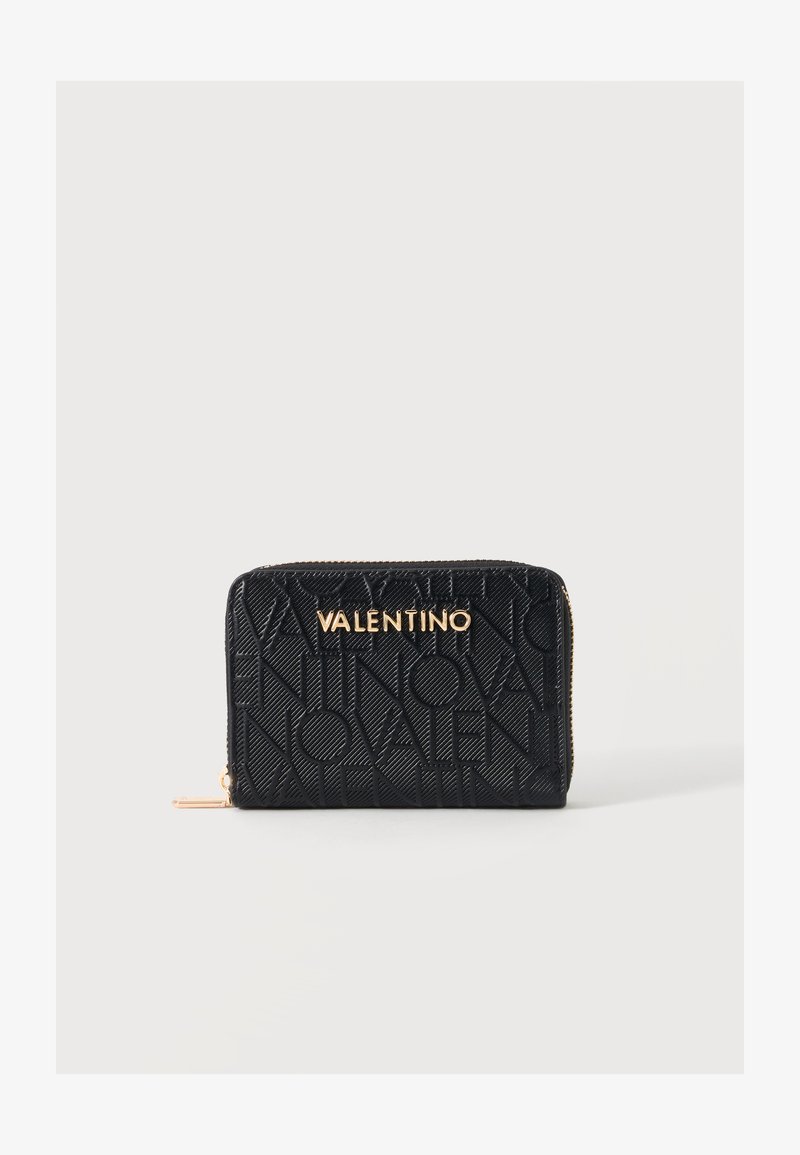 Μαύρο πορτοφόλι Valentino με ανάγλυφο επαναλαμβανόμενο μοτίβο λογότυπου και φερμουάρ χρυσού χρώματος και γράμματα σε απλό φόντο.