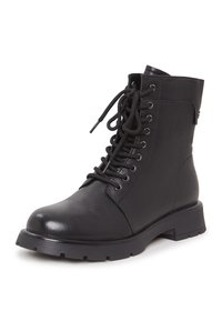Botte de combat en cuir noir à lacets avec semelle épaisse en caoutchouc et œillets métalliques, inclinée pour montrer le côté extérieur et les détails avant.