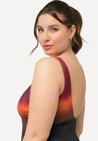 Maillot de bain une pièce avec un dégradé passant de l'orange au rouge foncé, à dos nu, et avec des bretelles larges en tissu lisse et extensible.