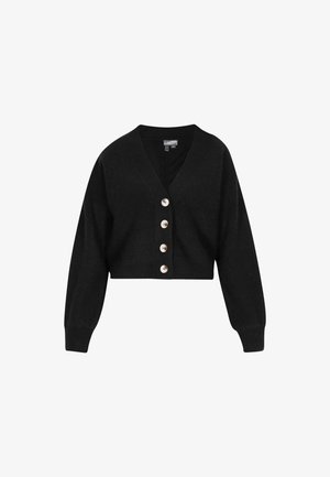 Čierny krátky sveter s dlhými rukávmi, hlbokým výstrihom do V a piatimi veľkými gombíkmi. Textúrovaná pletenina s rebrovanými akcentmi.