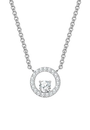 Collana d'argento con un pendente circolare al centro del quale si trova una pietra preziosa rotonda circondata da piccole pietre scintillanti, il tutto inserito in una montatura lucida.