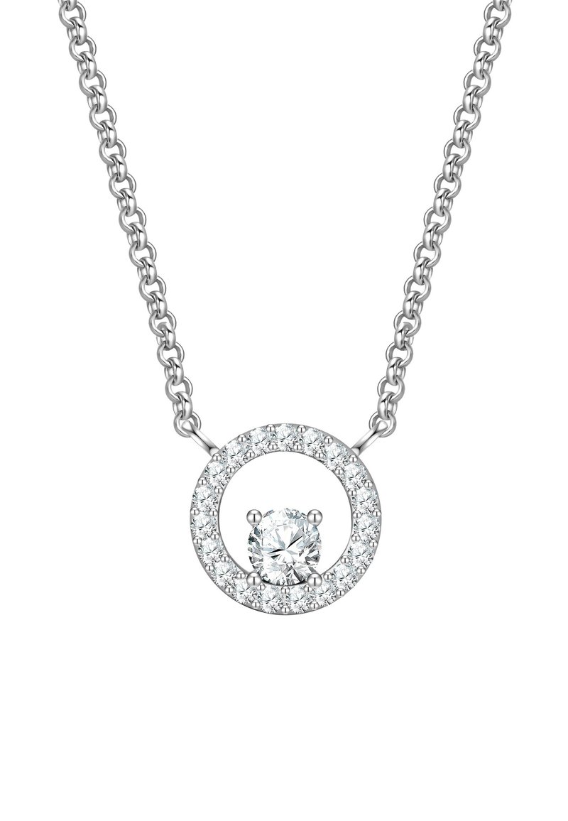 Lantisor argintiu cu un pandantiv circular, având o piatră prețioasă rotundă centrală înconjurată de pietre mici strălucitoare, toate dispuse într-un cadru lucios.