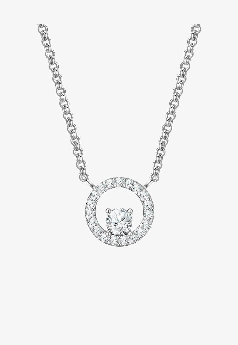 Lantisor argintiu cu un pandantiv circular, având o piatră prețioasă rotundă centrală înconjurată de pietre mici strălucitoare, toate dispuse într-un cadru lucios.