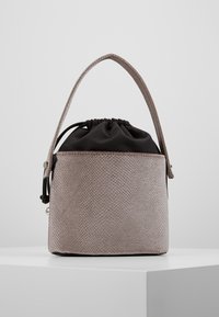 Torba z elastycznym zamknięciem od góry, wykonana z teksturowanego jasnoszarego materiału zewnętrznego i czarnego materiału wewnętrznego, posiadająca krótki uchwyt i cylindryczny kształt.