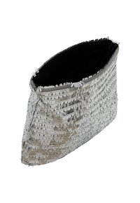 Sølvfarvet paillet clutch-taske med en trekantet form, struktureret overflade og sort indre. Åben topdesign, uden synligt hardware eller dekorationer.