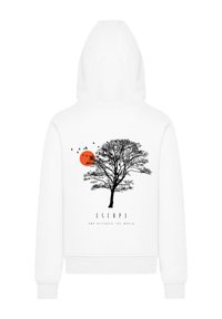 Weißer Hoodie mit einer schwarzen Baumsilhouette vor einer orangefarbenen Sonne, mit fliegenden Vögeln. Der Text lautet "ESCAP3 AND DISCOVER THE WORLD."