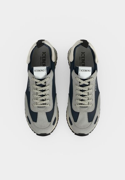 Ζευγάρι γκρι και μαύρα casual sneakers με διακοσμητικά κορδόνια και το λογότυπο "ICEBERG" στις γλώσσες και τα πλάγια, θέα από ψηλά.