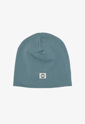 Zachte blauwgroene gebreide beanie met een klein wit vierkant label met de merknaam "mikk-line" gecentreerd vlak bij de onderrand.