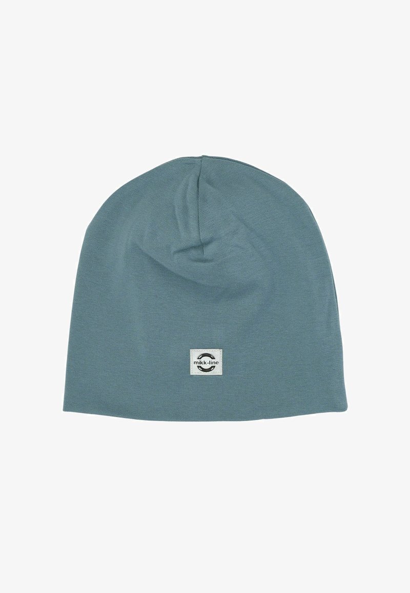 Bonnet en maille bleu-vert doux avec une petite étiquette carrée blanche portant le nom de la marque "mikk-line" centrée près du bord inférieur.