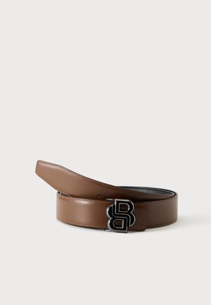 Ceinture en cuir marron avec boucle double-B en métal noir, partiellement déroulée sur un fond clair