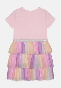 Top in cotone rosa con maniche corte, caratterizzato da una gonna a tre strati in colori pastello (viola, rosa, giallo) e una fascia argentata con glitter.